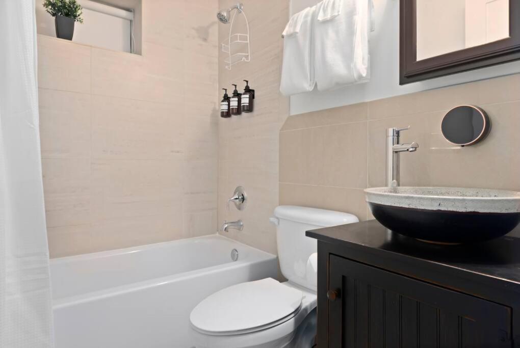 Upscale 2Br Apartment With Patio Washington Exteriör bild