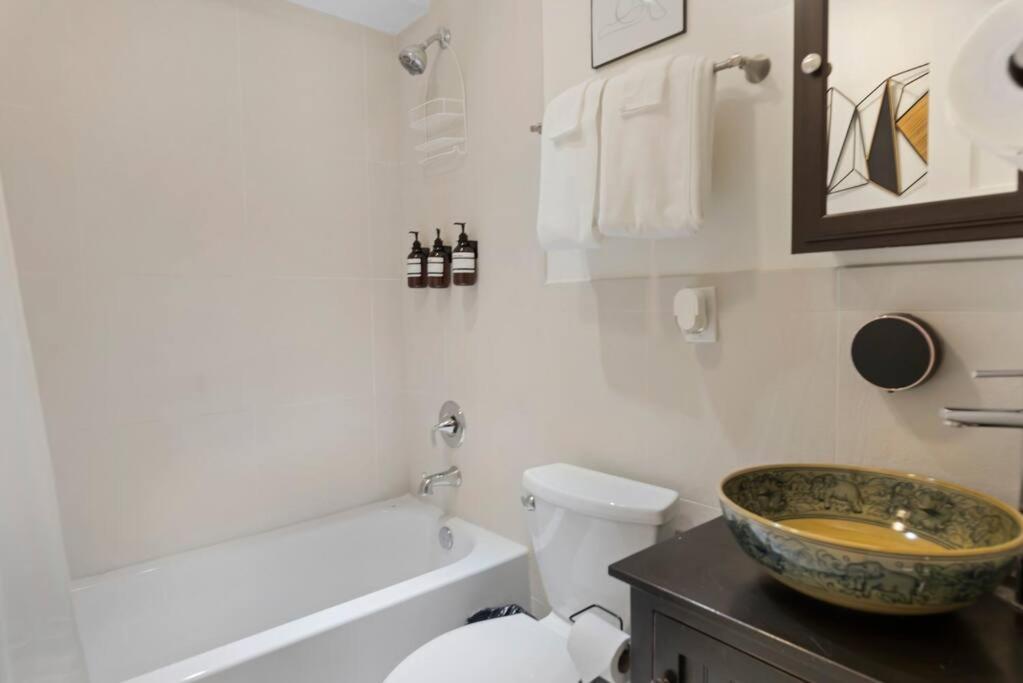 Upscale 2Br Apartment With Patio Washington Exteriör bild
